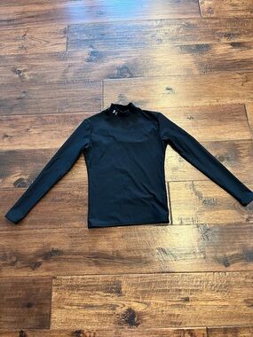 WOMEN’S UNDER ARMOUR SOLID BLACK LONG SLEEVE TOP. SMALL